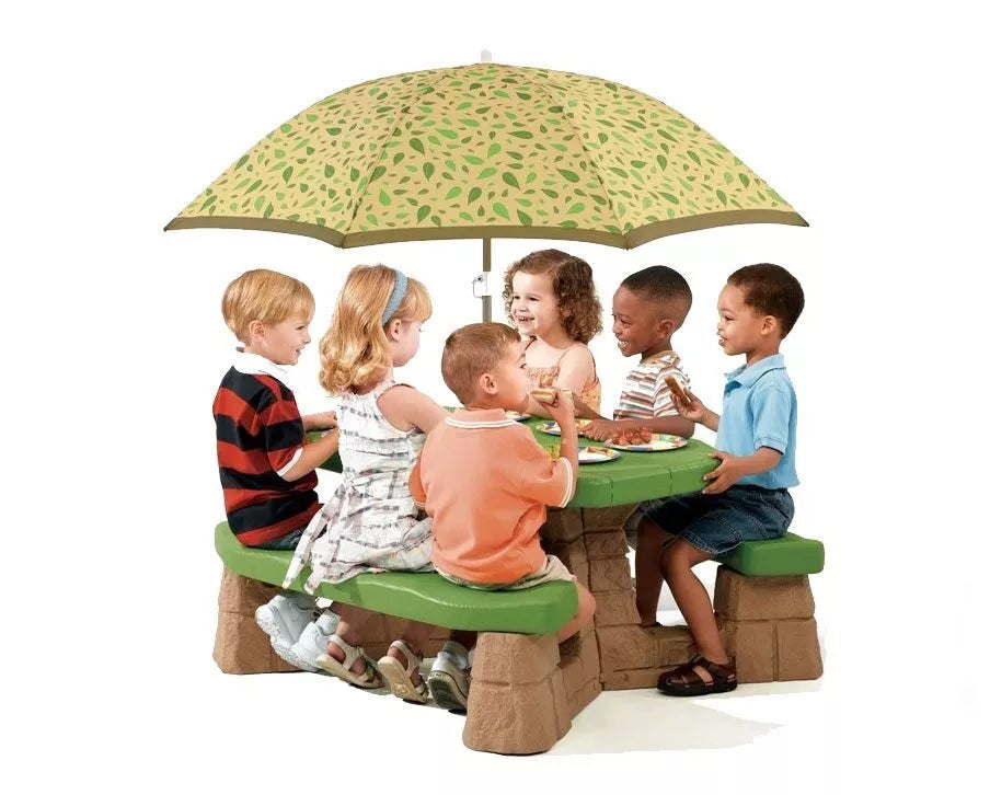 Pikniko stalas su skėčiu