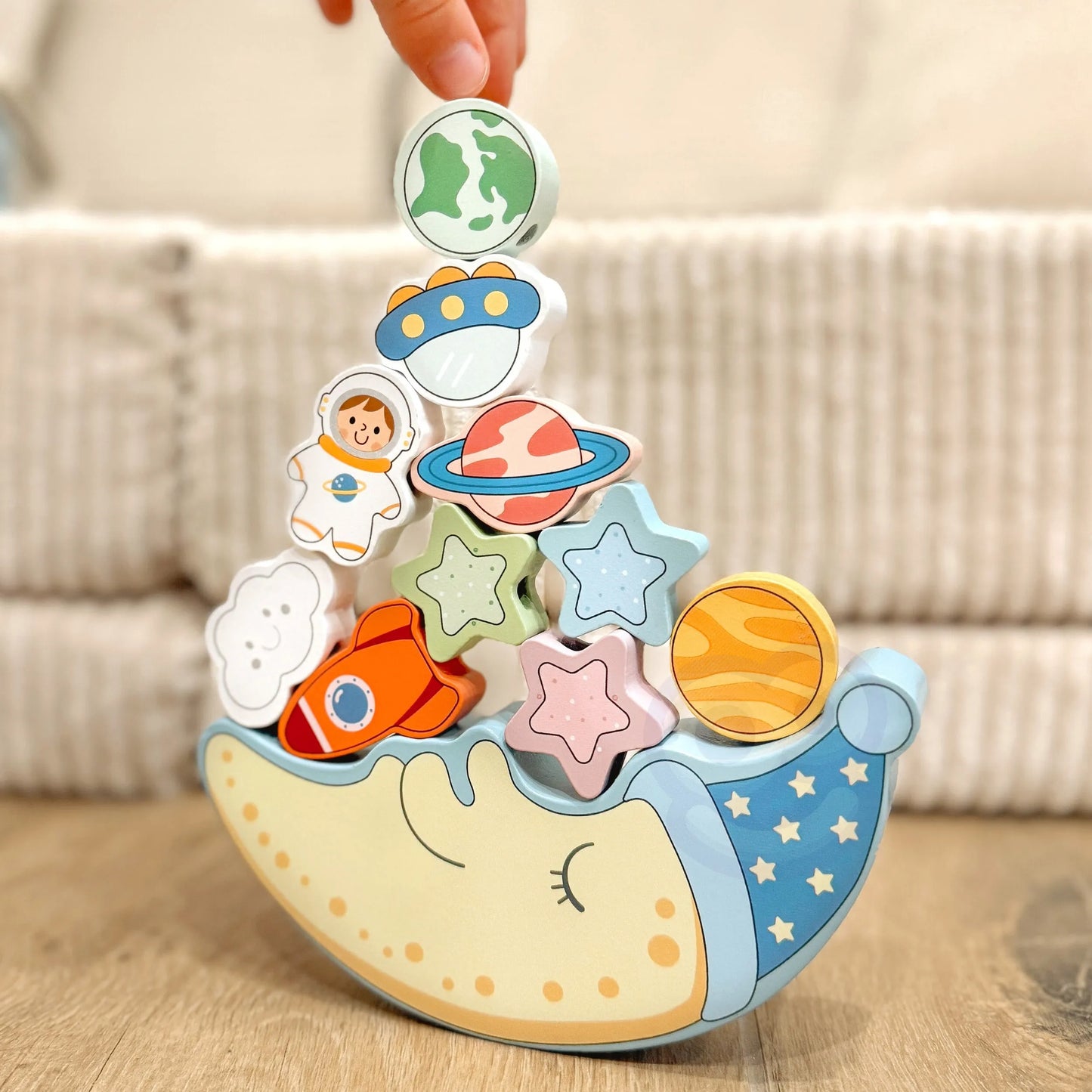 Tooky Toy medinė balansinė ir vėrimo dėlionė „Miegantis mėnulis“ – 12 el.