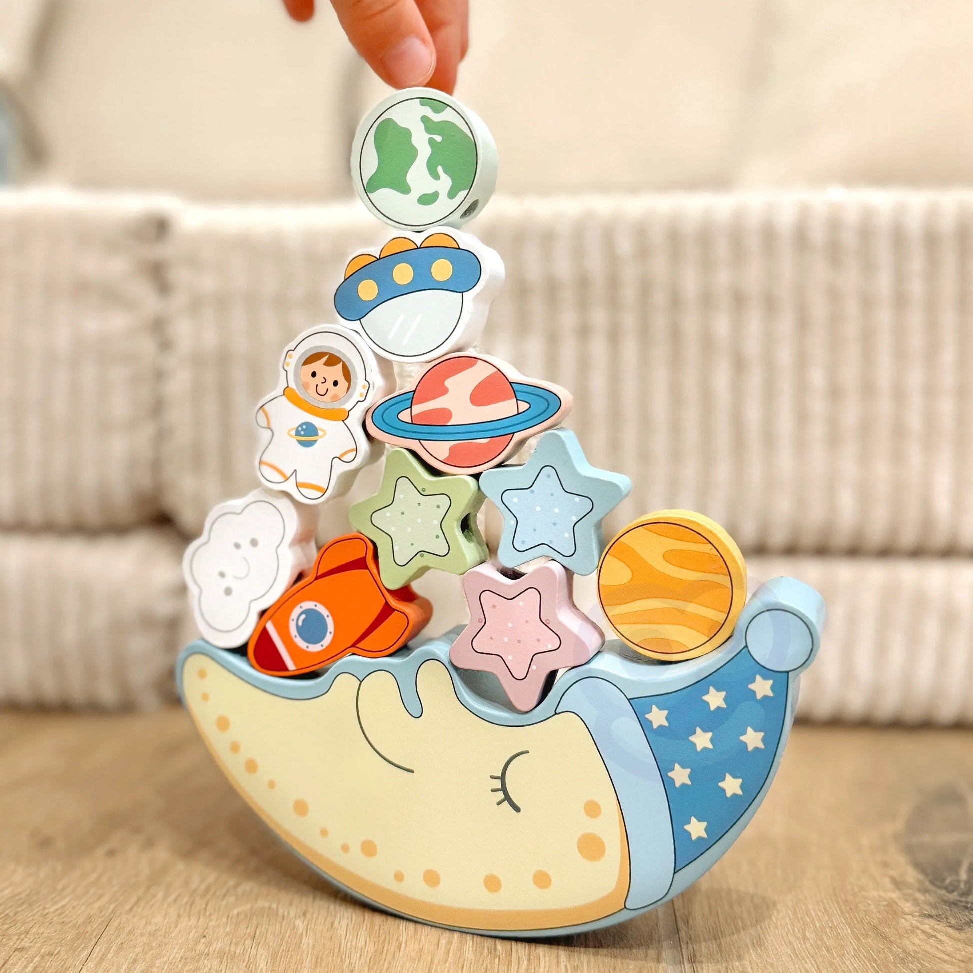 Tooky Toy medinė balansinė ir vėrimo dėlionė „Miegantis mėnulis“ – 12 el.