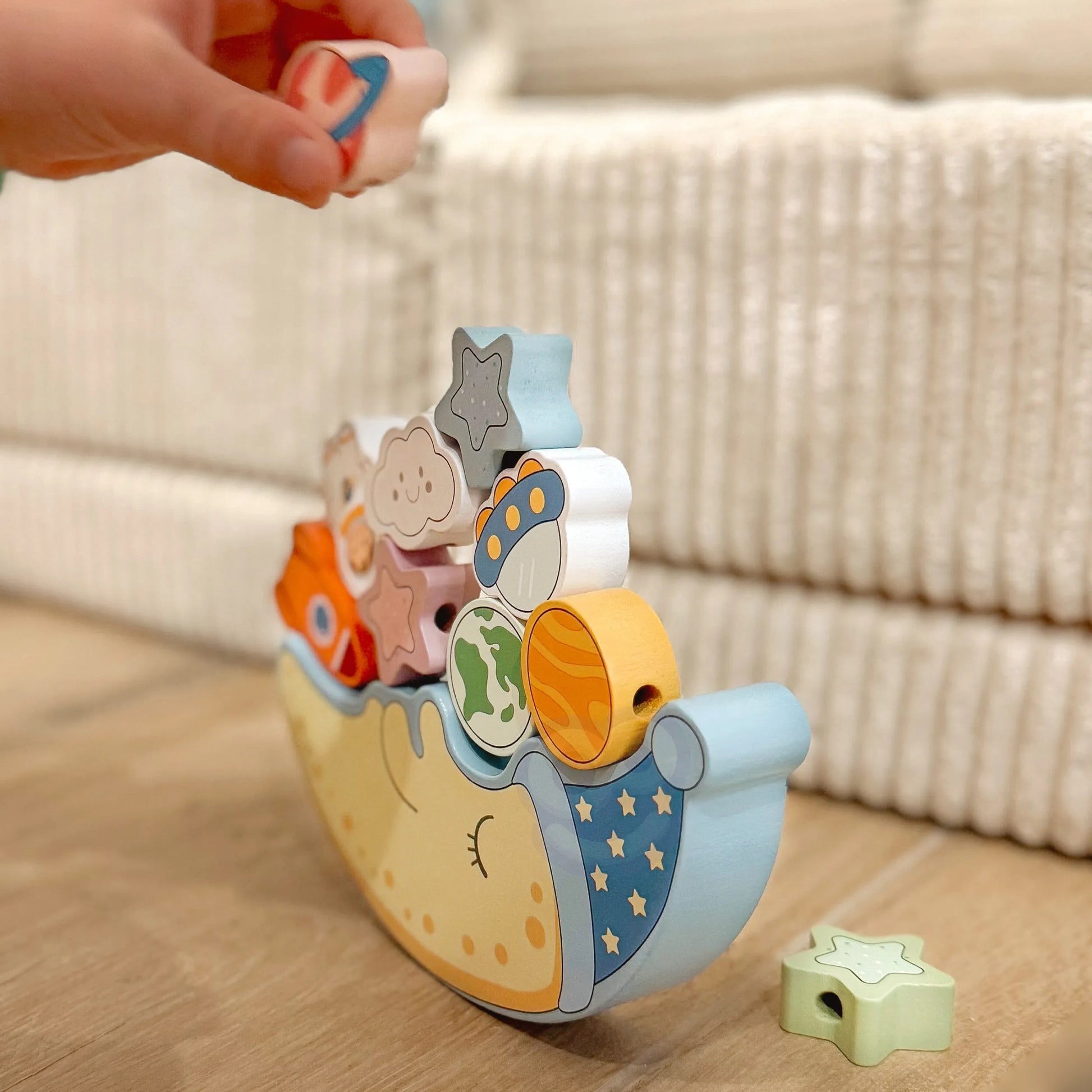 Tooky Toy medinė balansinė ir vėrimo dėlionė „Miegantis mėnulis“ – 12 el.