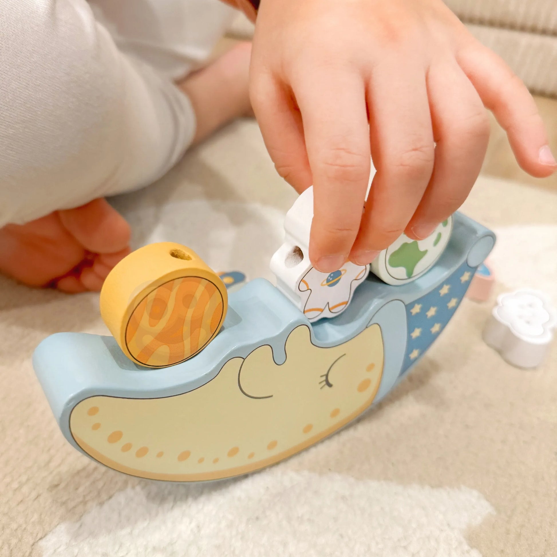 Tooky Toy medinė balansinė ir vėrimo dėlionė „Miegantis mėnulis“ – 12 el.