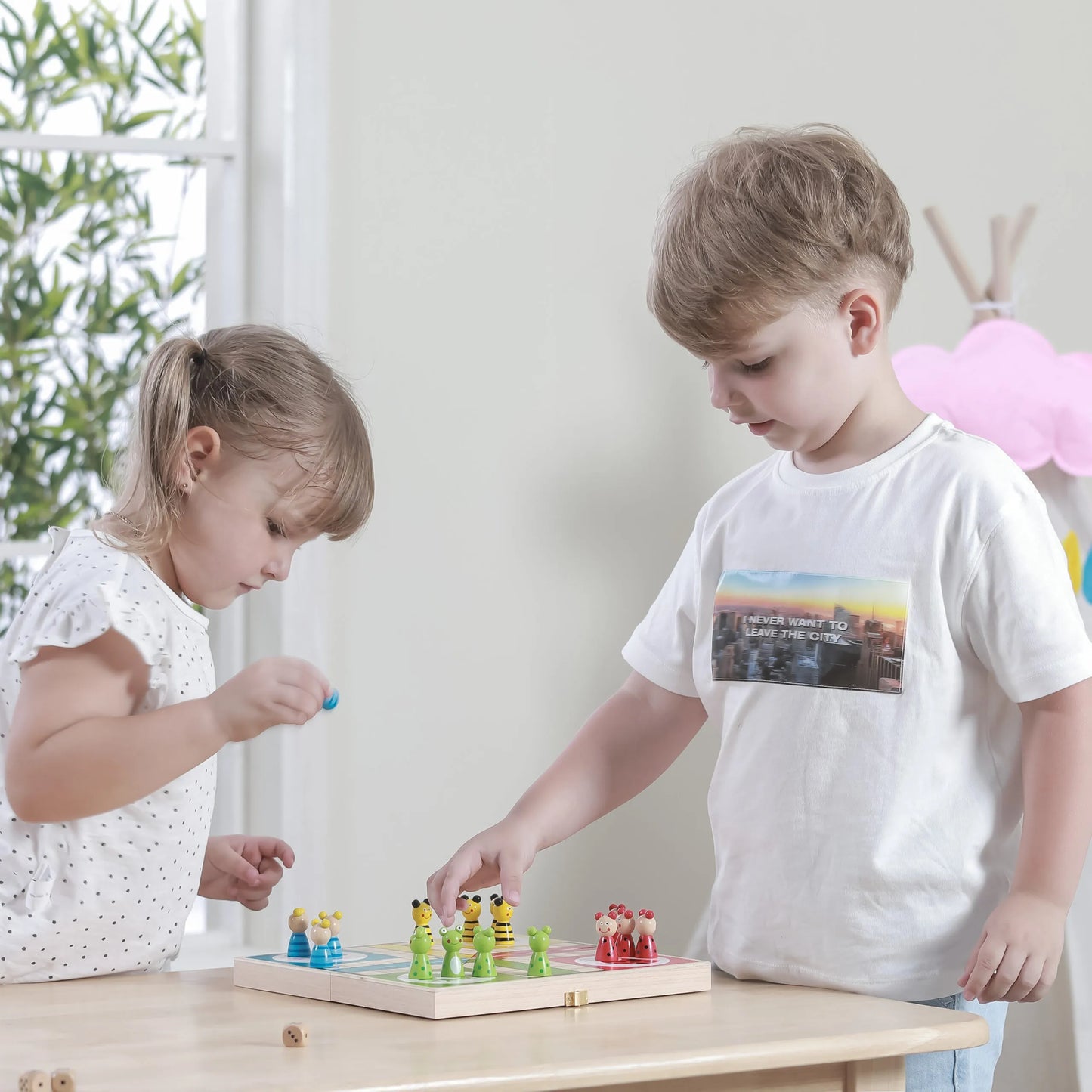 VIGA medinė stalo žaidimo klasika „Činčius“ – 16 pionų, 4 kauliukai