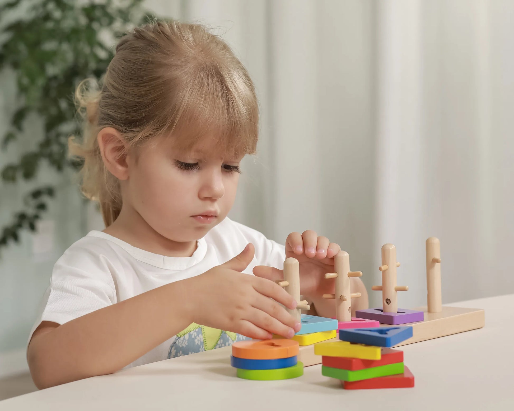 Viga medinis geometrinis rūšiuoklis – 12 formų, 5 stulpeliai su iškilimais