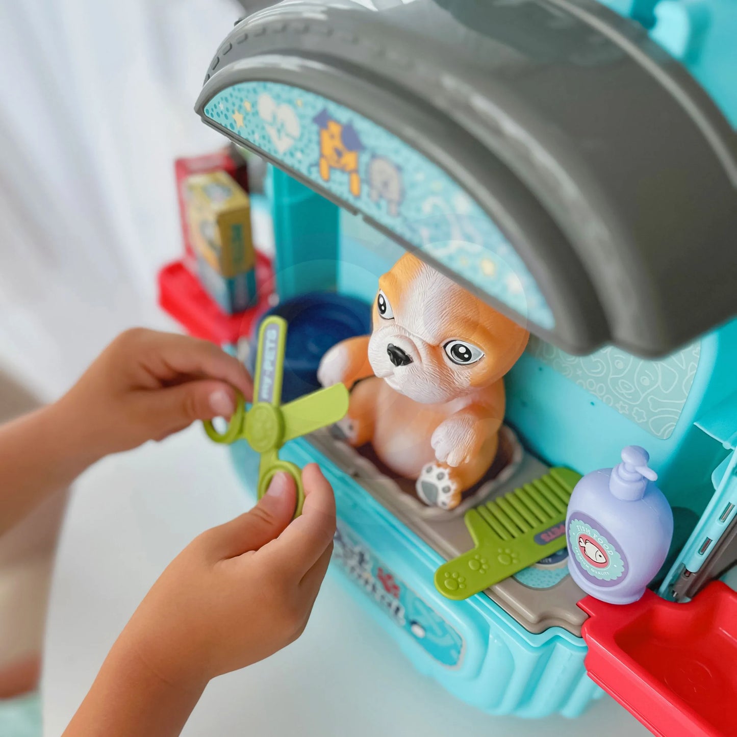 Woopie 3‑in‑1 lėlių namelis ir šuniuko priežiūros rinkinys kuprinėje (3+)
