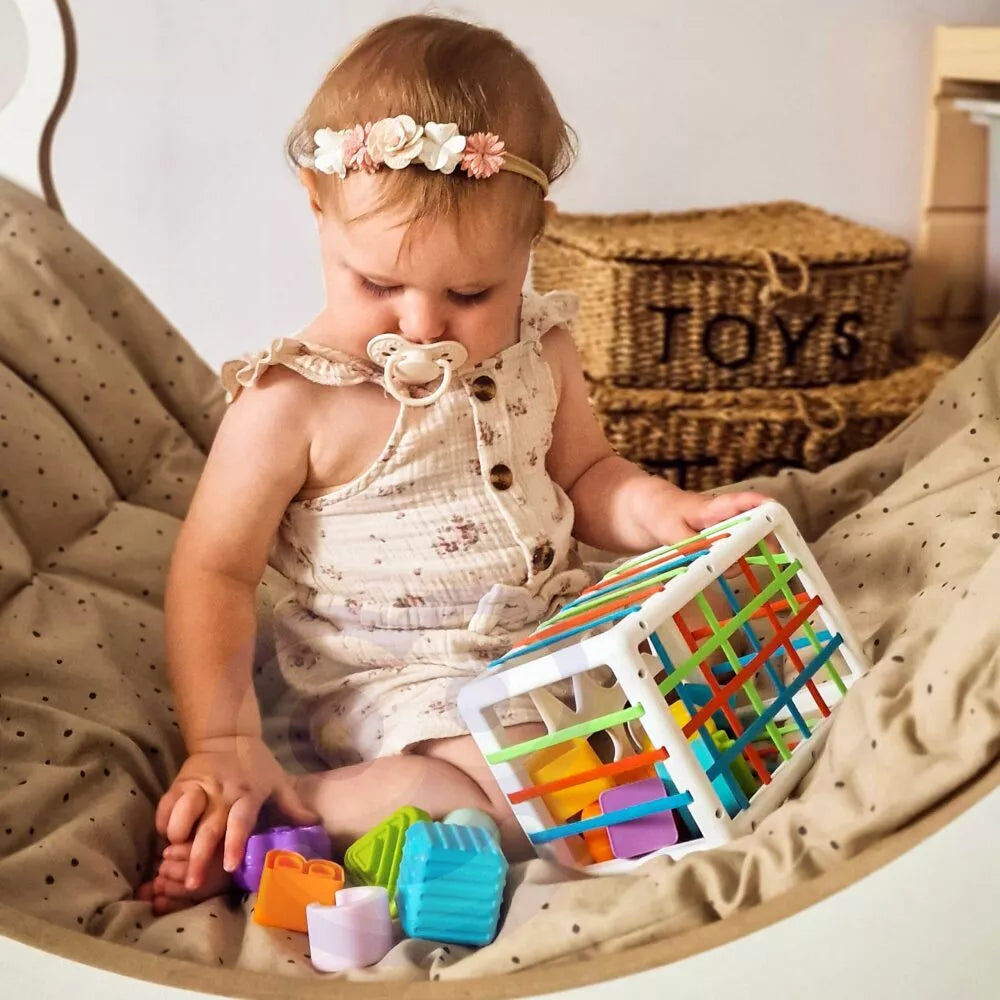 Lankstus sensorinis kubelių rūšiuotojas vaikams spalvingų formų abėcėlė 15 vnt. WOOPIE BABY