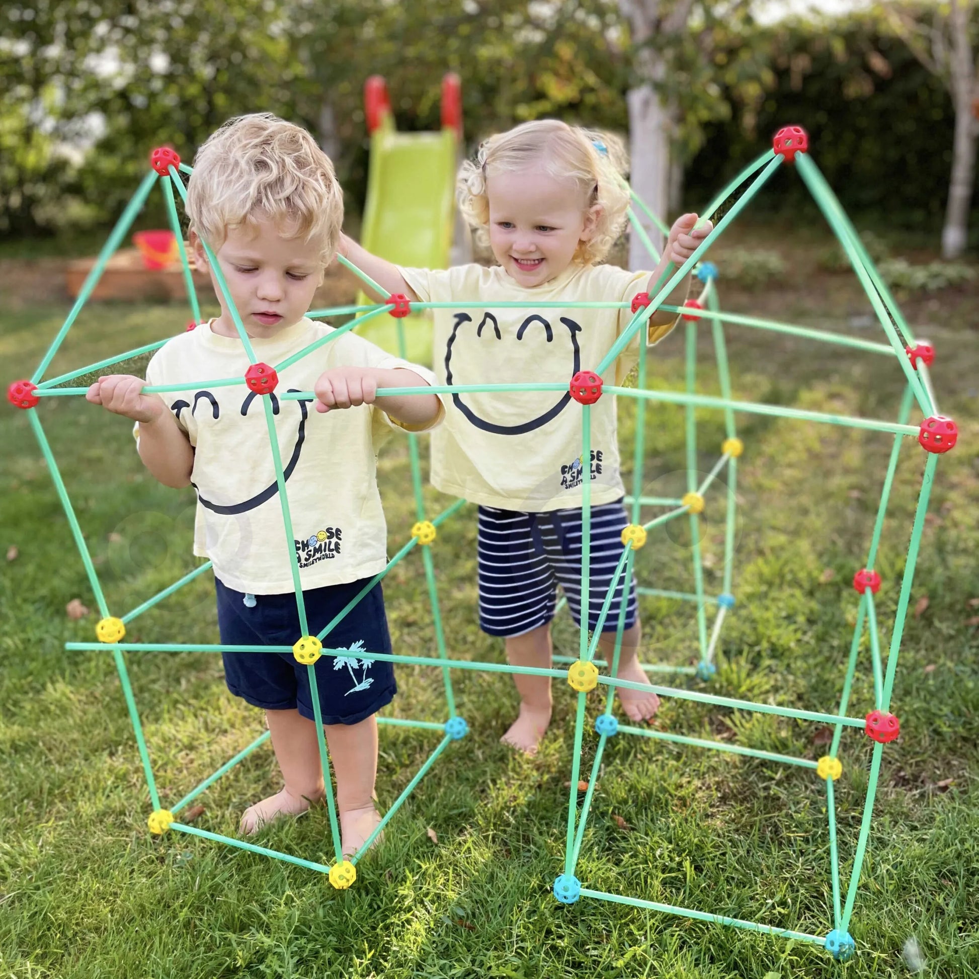 Woopie „Construction Set“ – 128 dalių statybų rinkinys su vamzdeliais, jungtimis ir audiniu palapinei