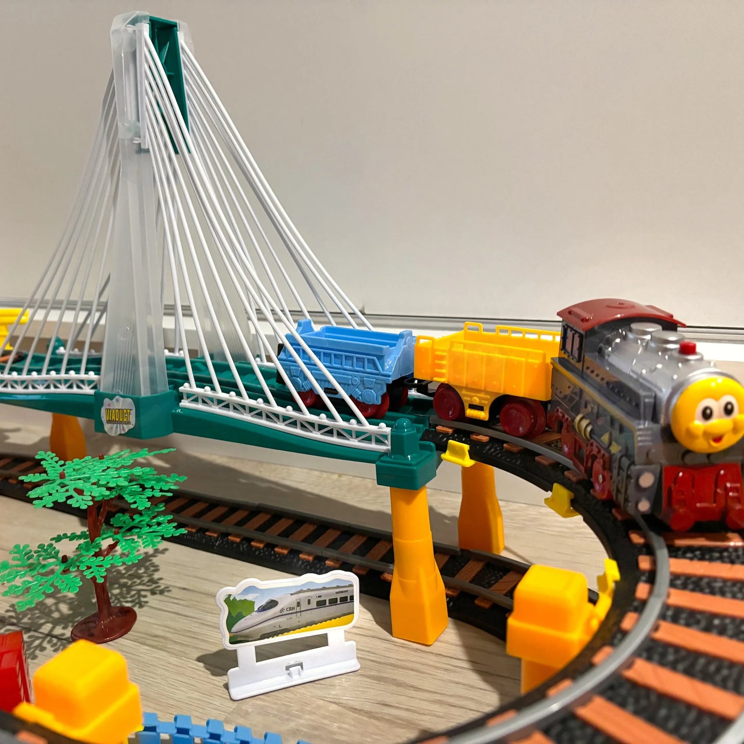 „WOOPIE“ elektrinis traukinys 2in1 lenktynių trasa – viadukas ir automobiliai (XXL, 192 vnt.)