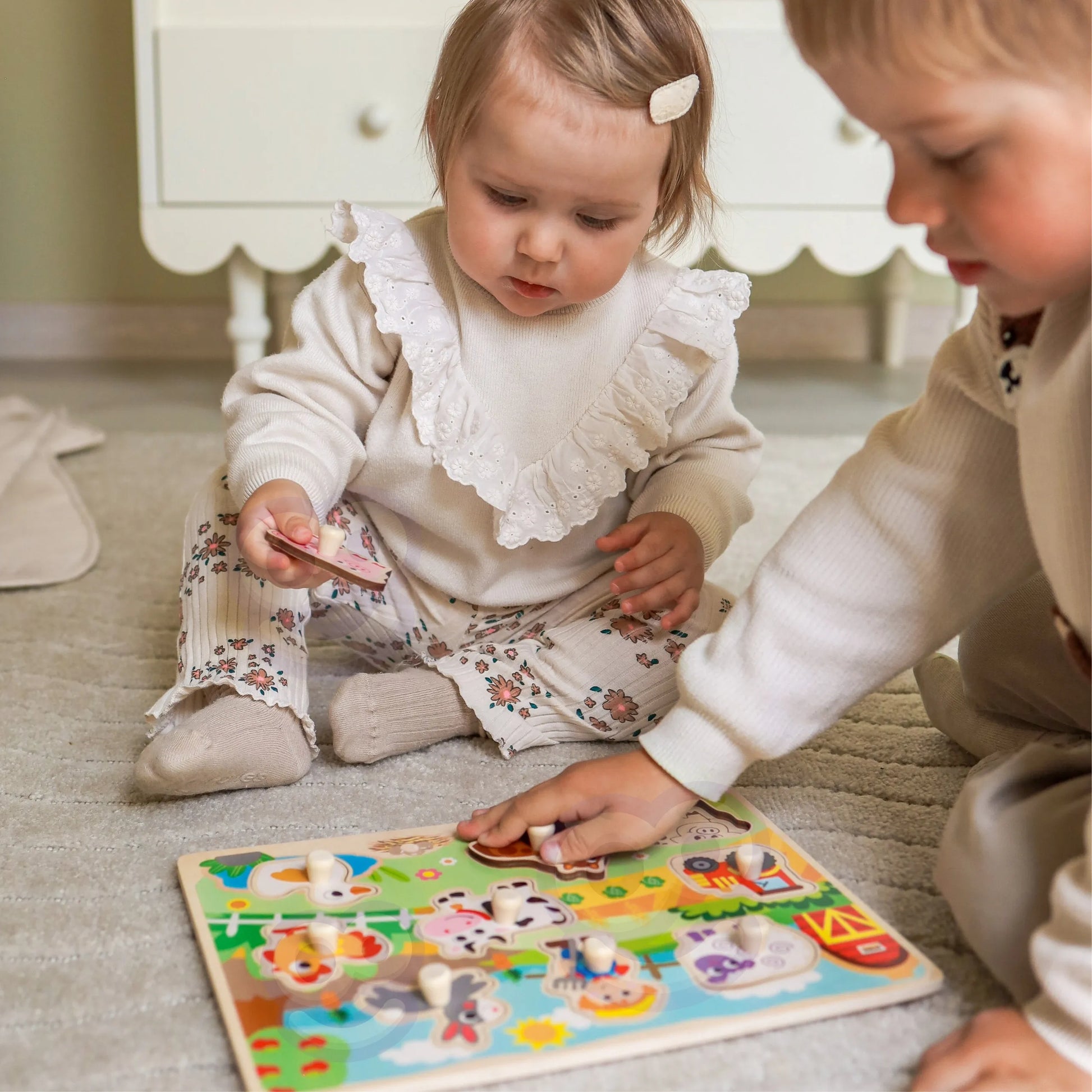 „WOOPIE GREEN“ medinė Montessori dėlionė – ferma su kaištukų (smeigtukų) derinimu.