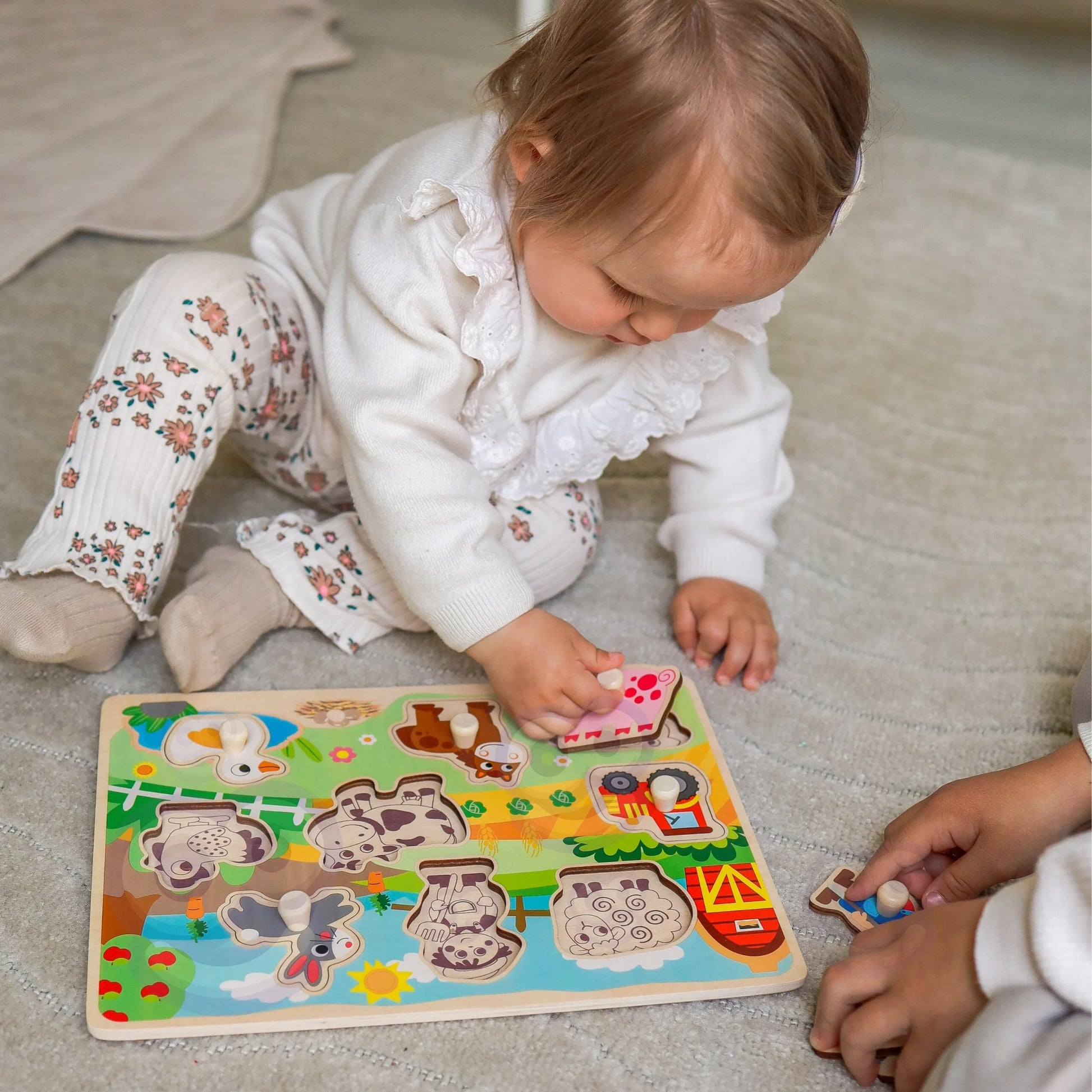 „WOOPIE GREEN“ medinė Montessori dėlionė – ferma su kaištukų (smeigtukų) derinimu.