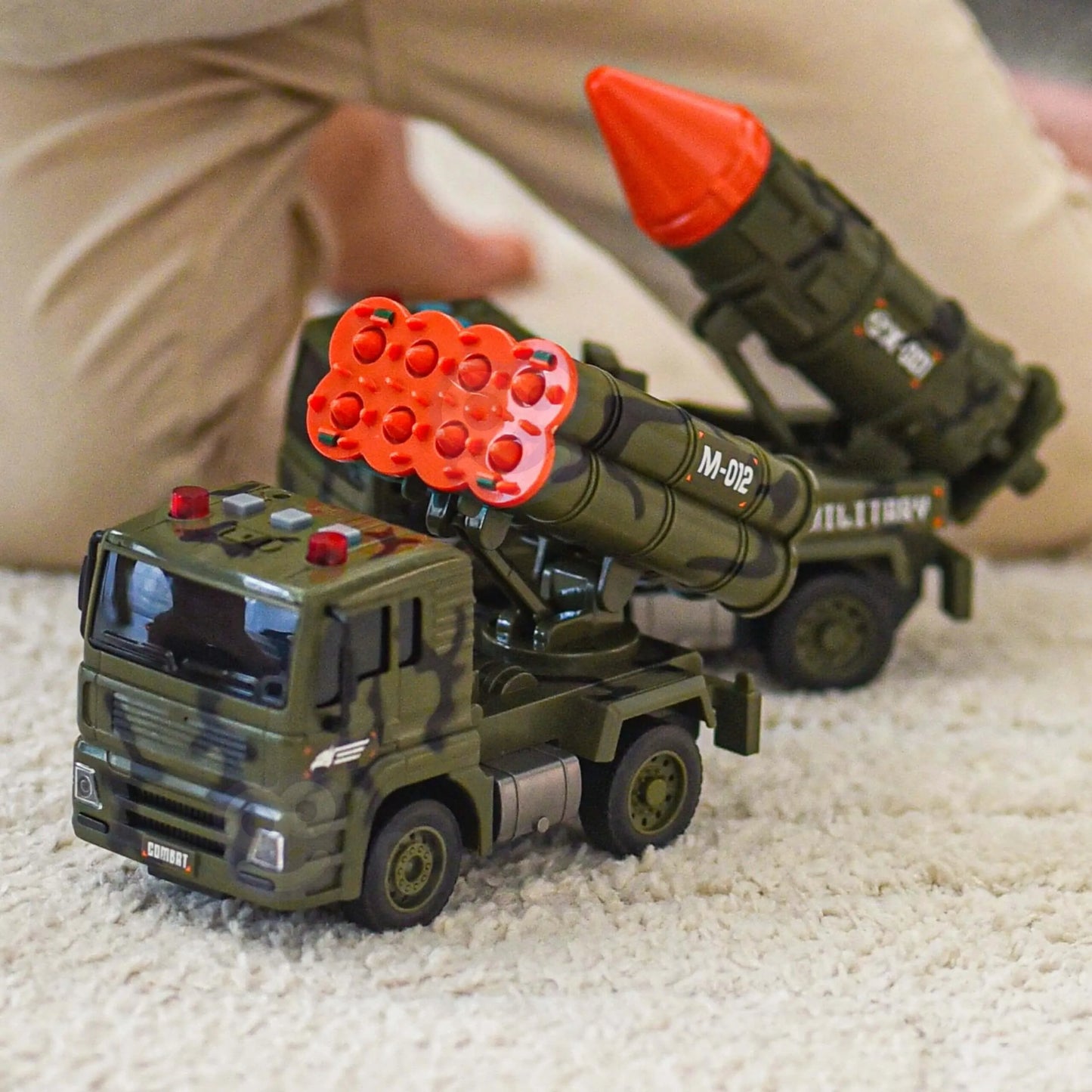 Woopie karinės technikos rinkinys 1:20 – tankas, sraigtasparnis ir raketinės sunkvežimio misijos