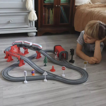 Elektrinis traukinys su bėgiais ir priedais