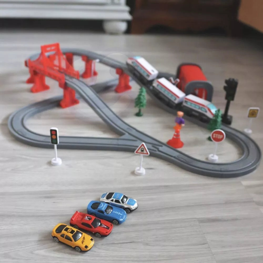 Elektrinis traukinys su bėgiais ir priedais