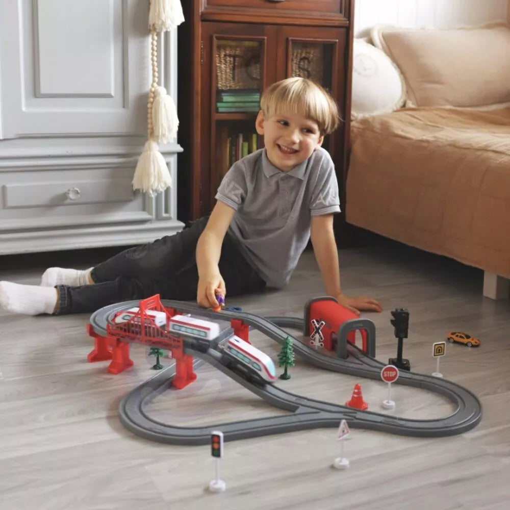 Elektrinis traukinys su bėgiais ir priedais