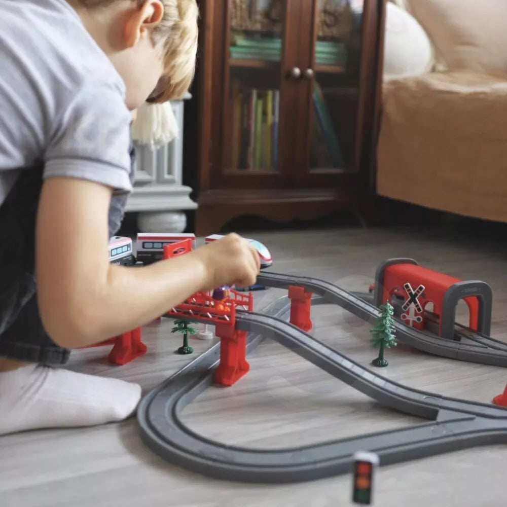 Elektrinis traukinys su bėgiais ir priedais