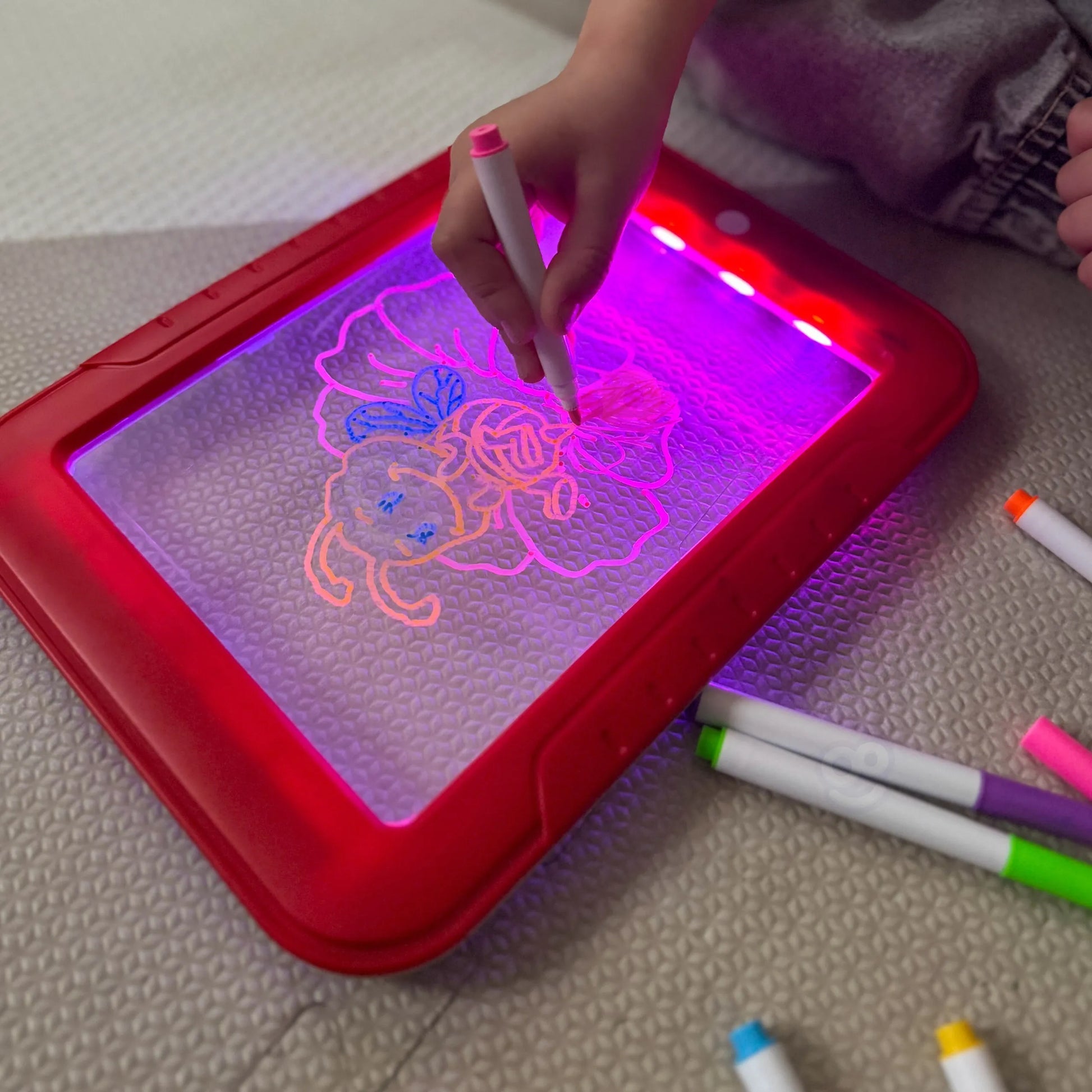 Woopie LED šviečianti piešimo lenta su neoniniais flomasteriais