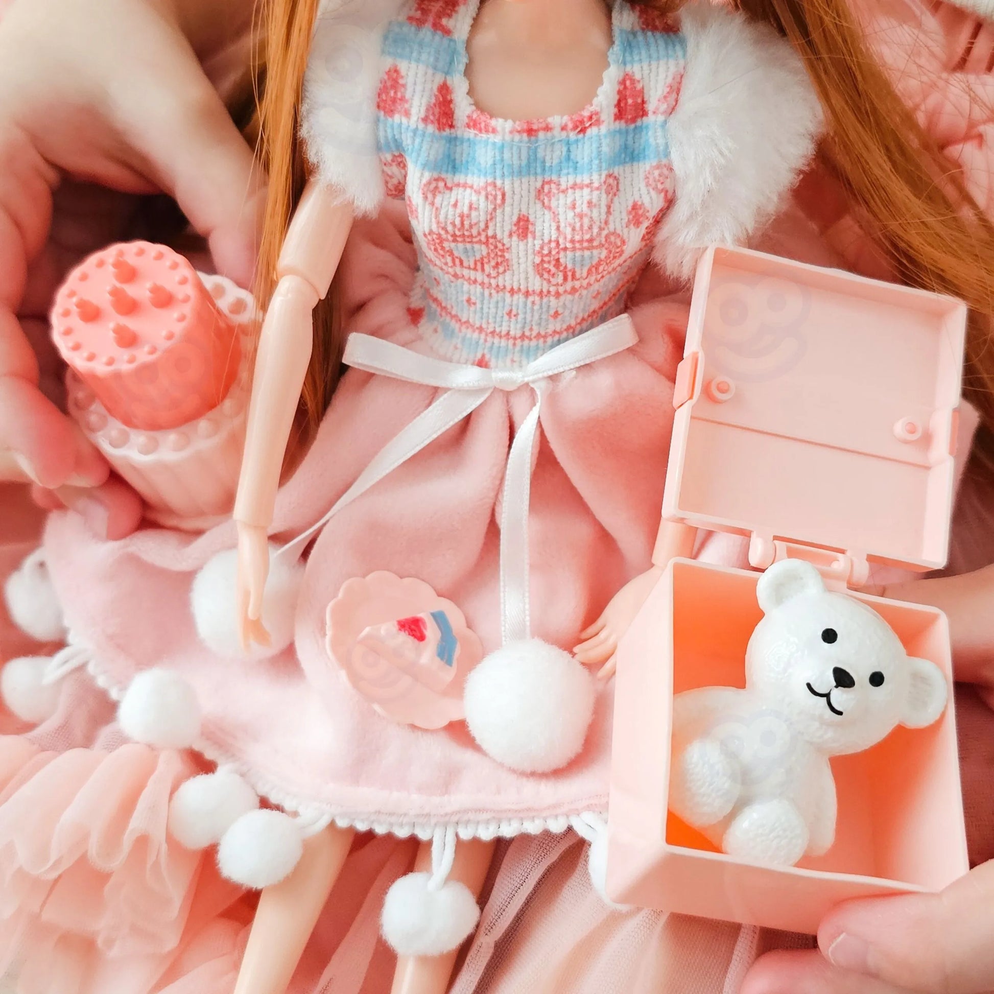 Woopie lėlė Emilka su meškiuku, žiemine suknele ir šventiniais aksesuarais