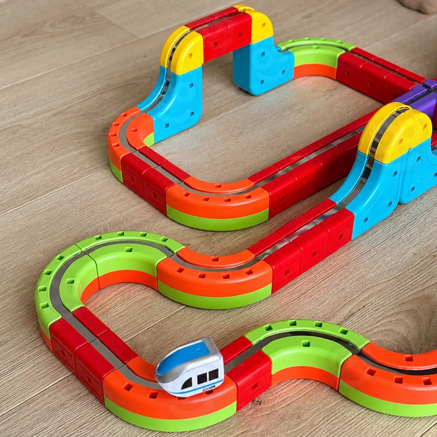 Woopie „Magnetinė antigravitacinė trasa – Magic Train“ (68 el.)