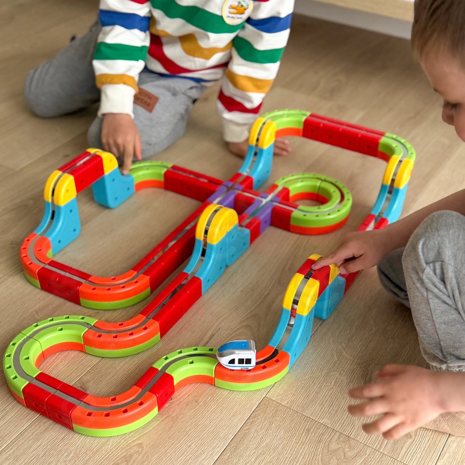 Woopie „Magnetinė antigravitacinė trasa – Magic Train“ (68 el.)