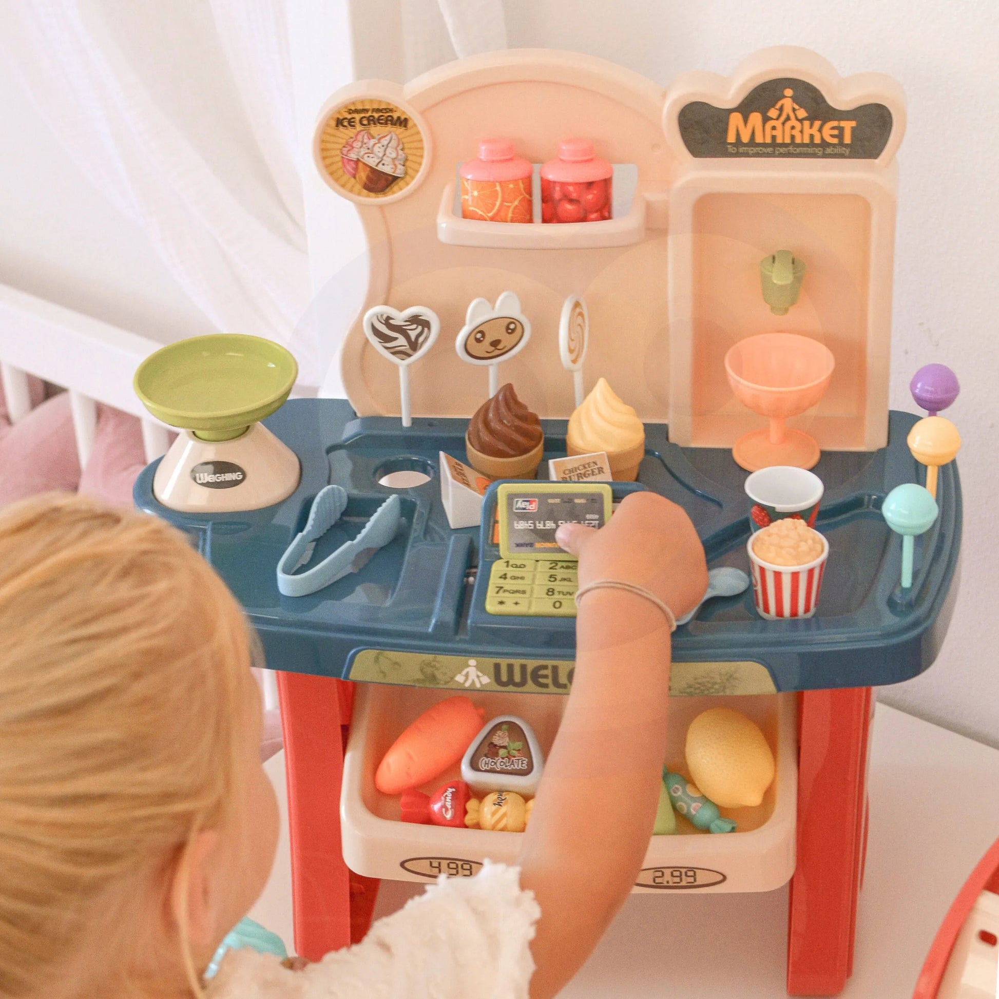 Woopie Supermarket stendas su vežimėliu